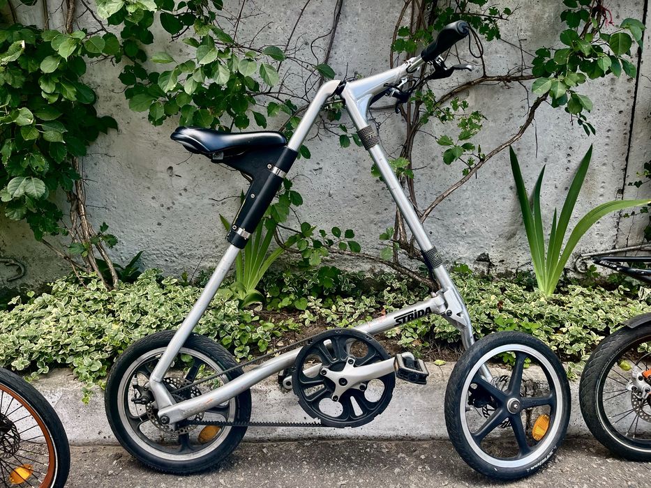 Strida LT складний велосипед сірого кольору