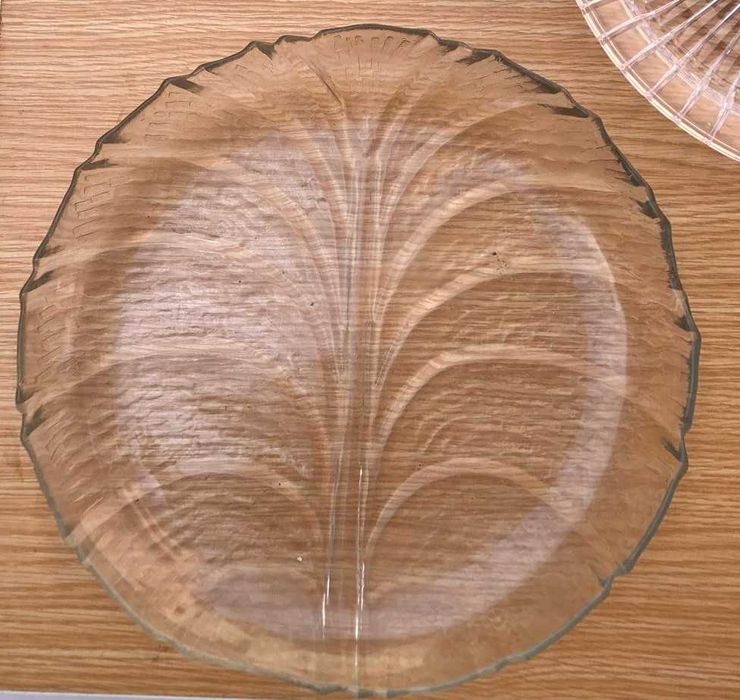 Pratos de vidro e de porcelana para doces