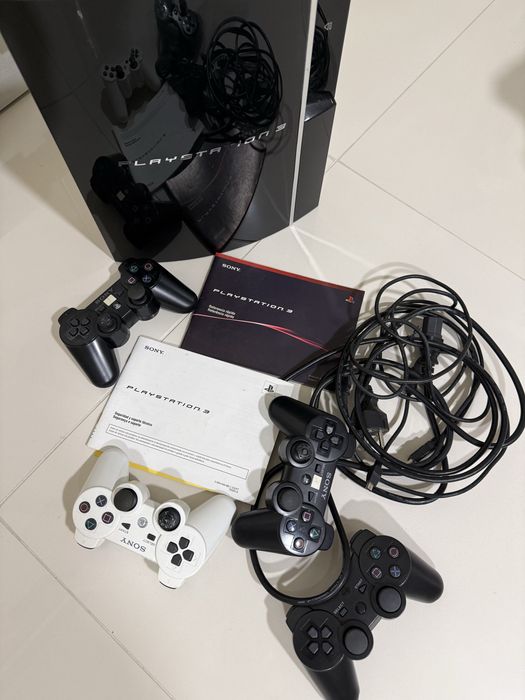 Playstation 3 com 4 comandos e 10 jogos.
