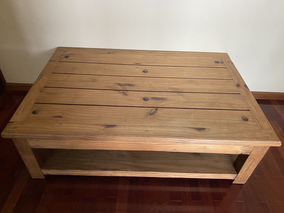 Mesa rústica em madeira