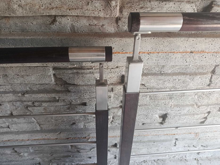 Bramka zabezpieczająca drewniano-metalowa na schodach