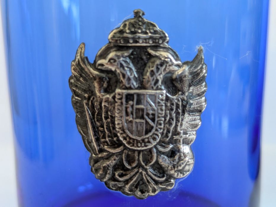 2 copos azuis com brasão águia de cabeça dupla (reprodução)