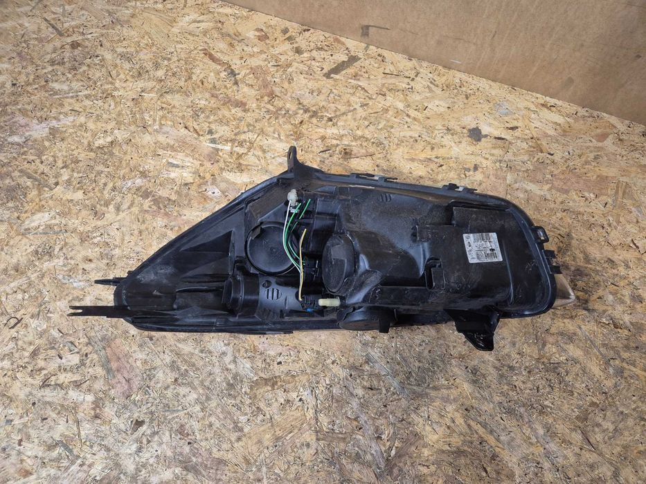 Renault Clio IV lampa przednia prawa przód.