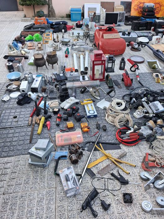 Venda de lote de vários artigos, resultante da limpeza de garagem.