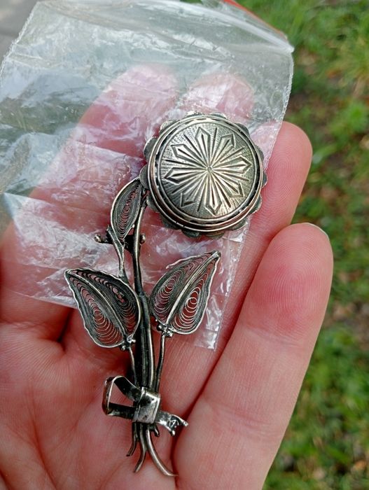 Srebrna stara broszka filigranowa z sekretnikiem