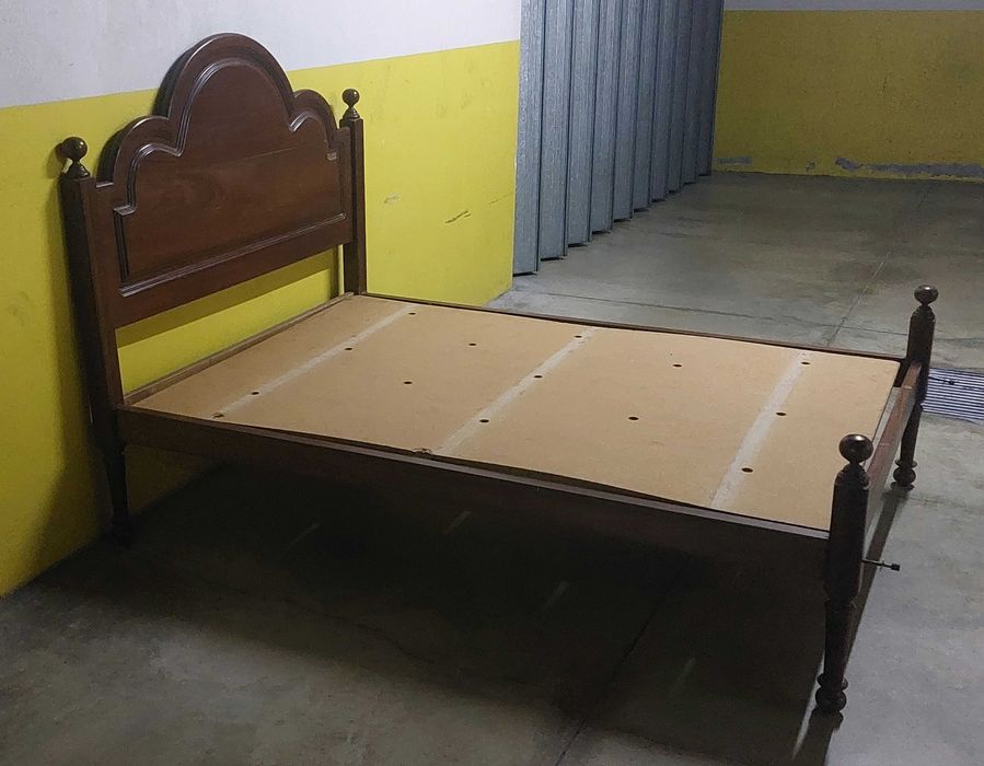 Cama com Mesinha Cabeceira (possibilidade de fornecer colchão)