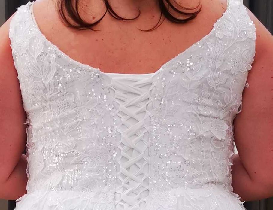 Biała Suknia Ślubna z Gorsetem