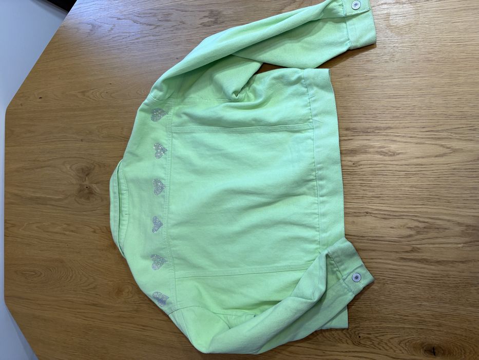 Стильна яскрава куртка вітровка