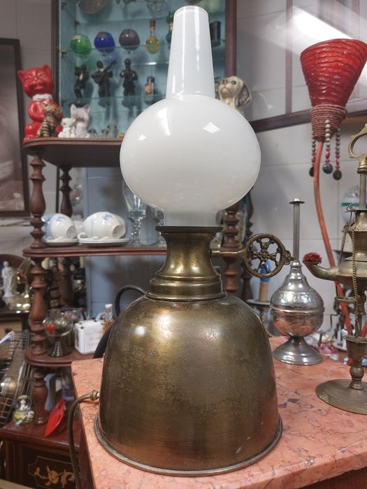 Candeeiro em forma de lamparina de querosene em latão e vidro opalino