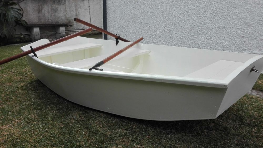 optimist a remos, barco de apoio.