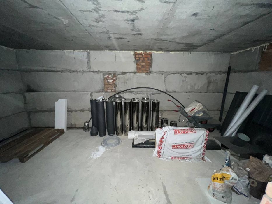 Будинок з бомбосховищем-підвалом