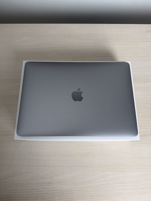 MacBook Air 13” M1 (2020) — 8/256 GB, Space Gray