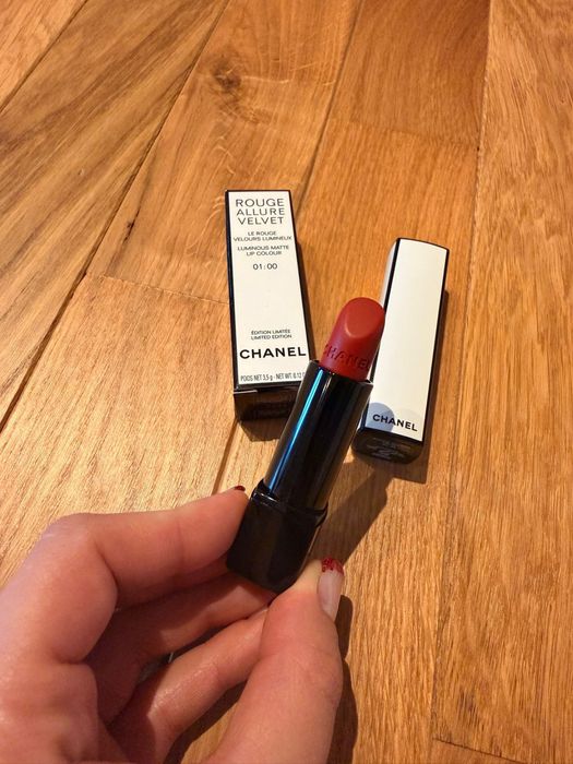 Chanel Rouge Allure Velvet Edycja Limitowana, kolor 01:00