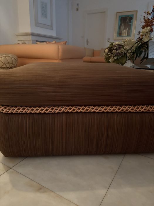 2 poiufs de cor verde escuro, em optimo estado.