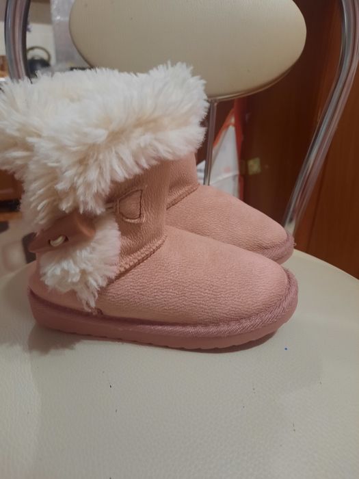 Уггі на дівчинку.