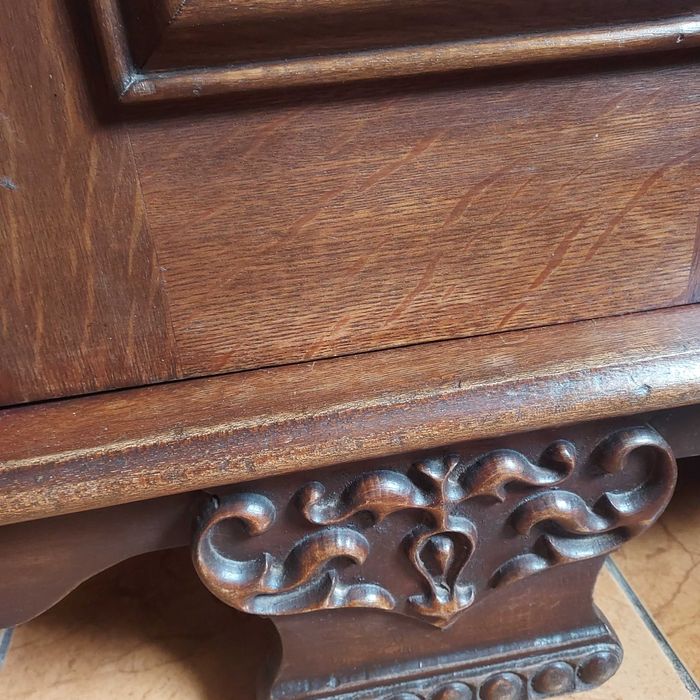 Kredens   ładny zdobiony.