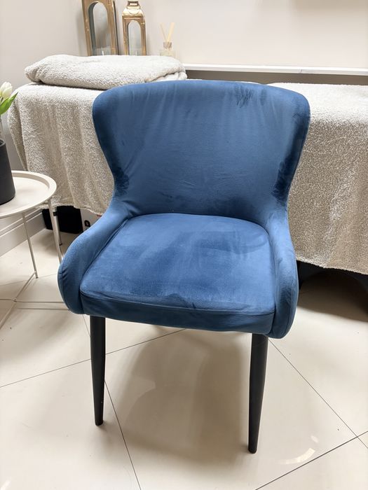 Fotel welurowy używany w bardzo dobrym stanie