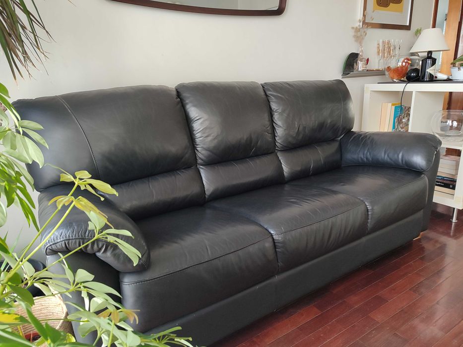 Sofá em pele preto 3 lugares