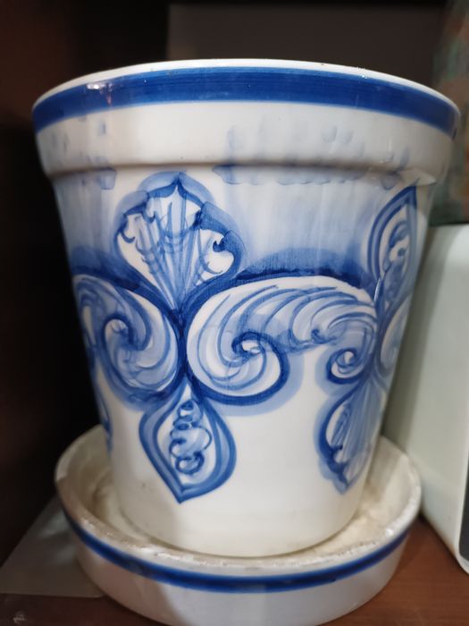Antigo vaso em faiança pintado à mão