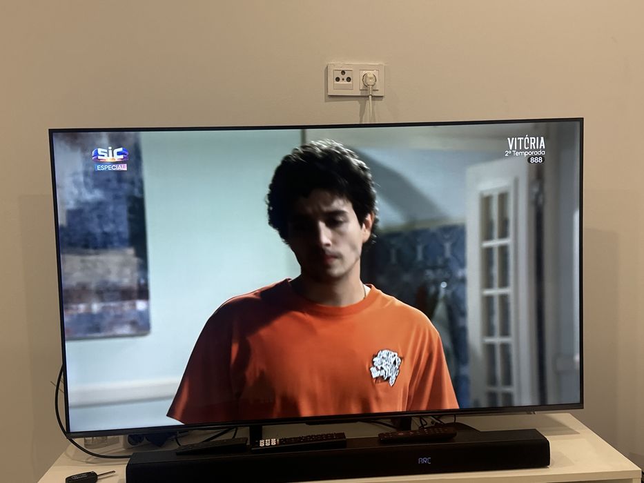 TV HISENSE (MiniLED - 55" - 140 cm) + coluna som