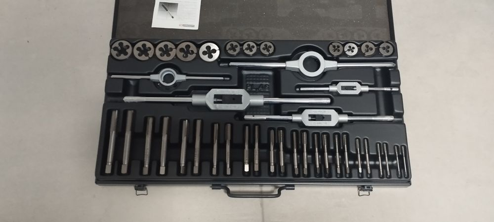 Conjunto de Machos e Roscas Facon, 41 peças