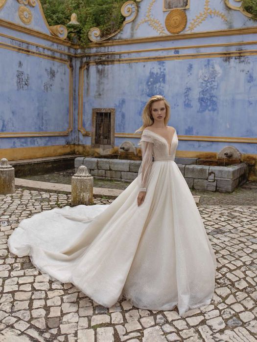 Вишукана весільна сукня айворі