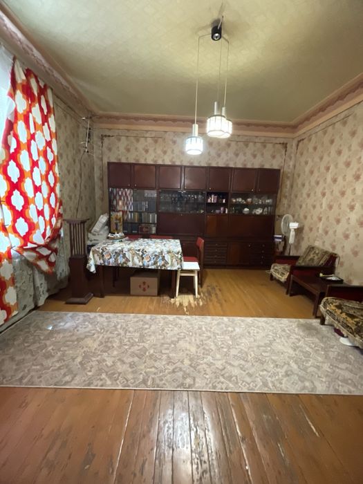 Продам 3 комнатную  квартиру ,сталинку. Центр.Бассейн!