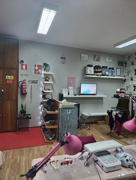 Loja com cerca de 44 metros quadrados