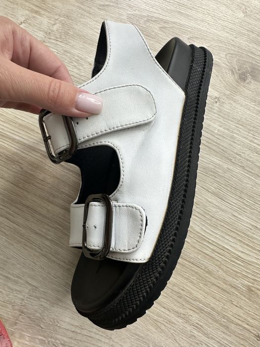 Босоніжки білі.