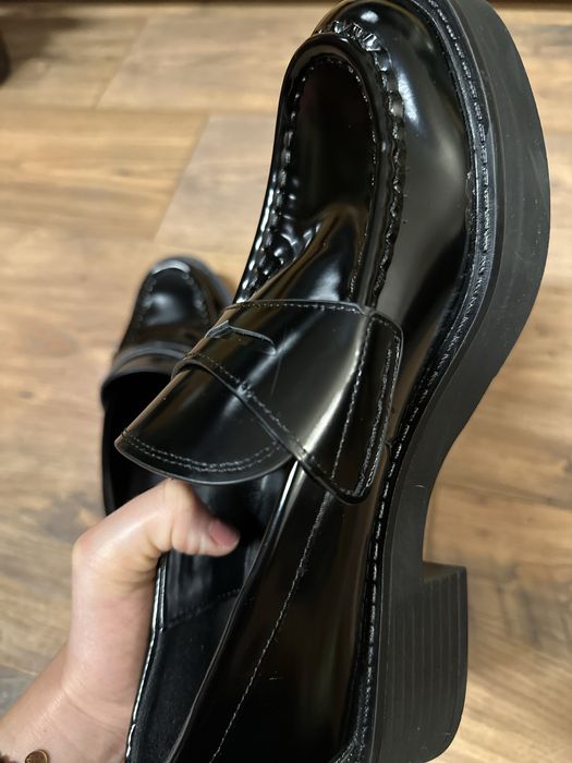 Lakierowane mokasyny z paskiem Zara czarne