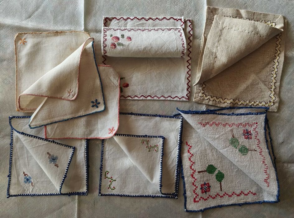 Lote de paninhos em linho e bordados - 13 unidades