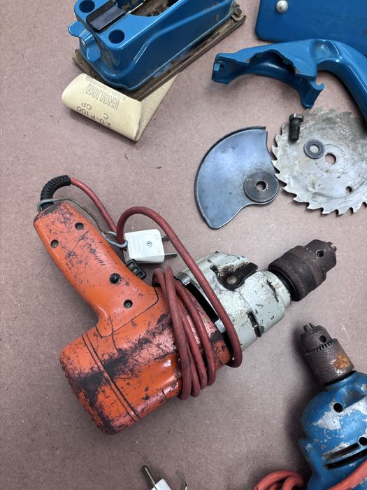 2 máquinas de furar e acessórios Black & Decker