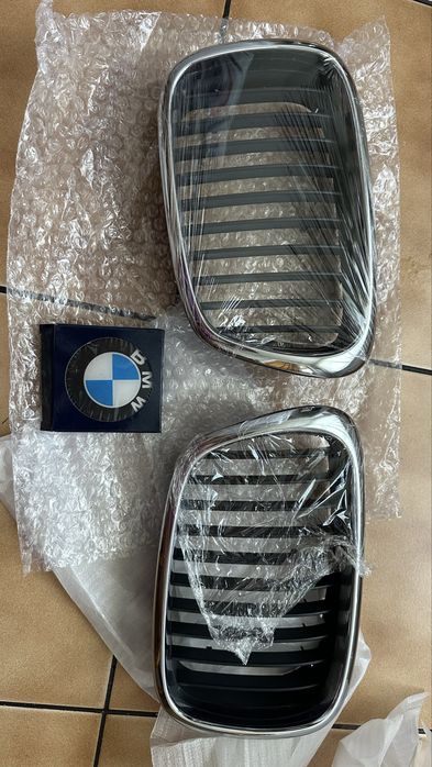 Grill nerki BMW E39 logo zestaw