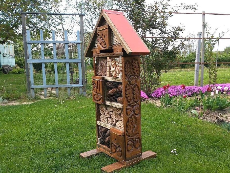 domek dla owadów, hotel dla owadów, rzeźbiony