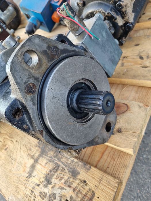 hitachi lx 210 komplet hydrauliki