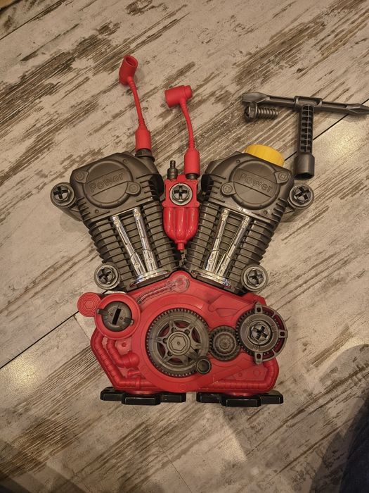 Mały mechanik silnik do rozkręcania dla chłopca