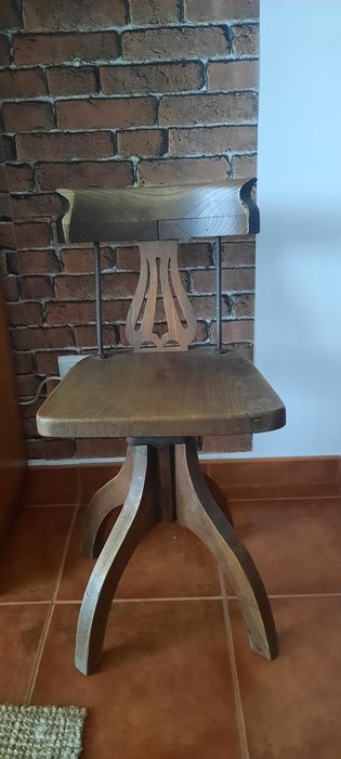 Cadeira antiga de madeira com suporte em ferro