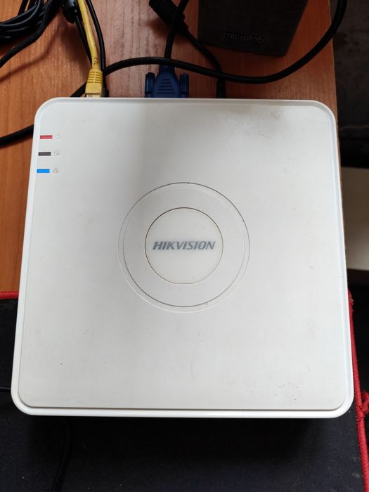 8-канальний IP відеореєстратор Hikvision DS-7108NI-SN + HDD WD 500gb