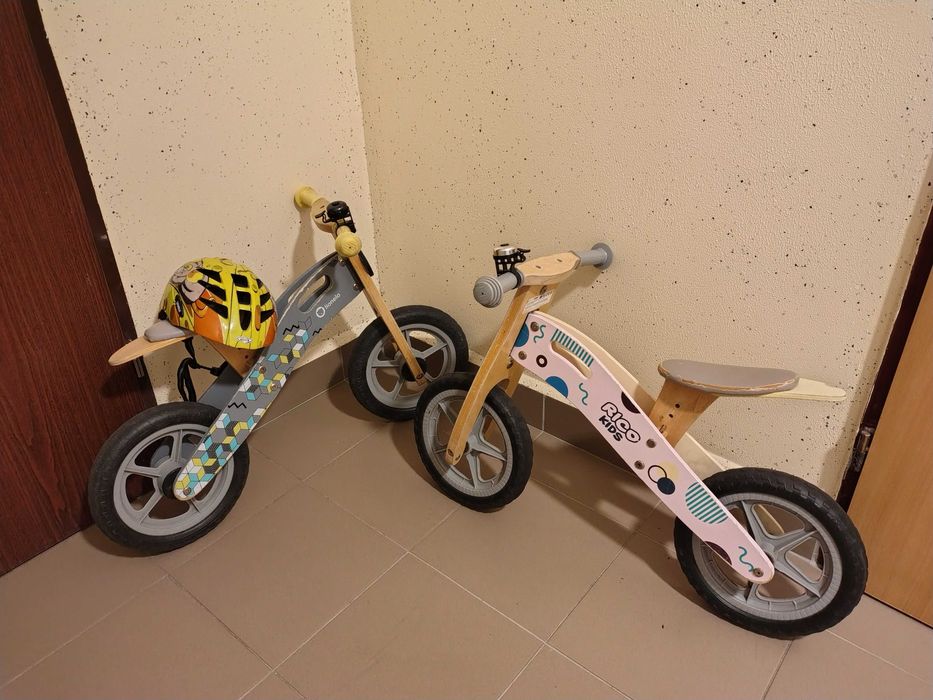 2 rowerki biegowe i kask