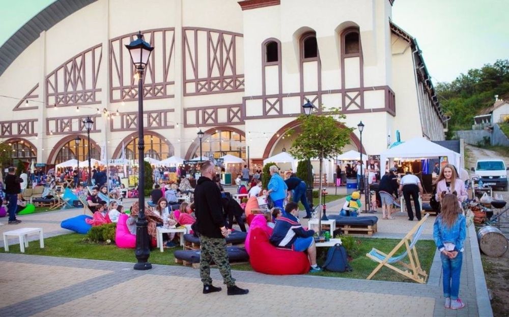 Аренда кресло-мешков груша пуфы-кресла и столики на прокат, пледы