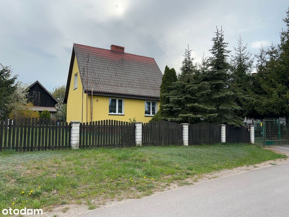 Wolnostojący dom z użytkowym poddaszem i piwnica oraz garażem.