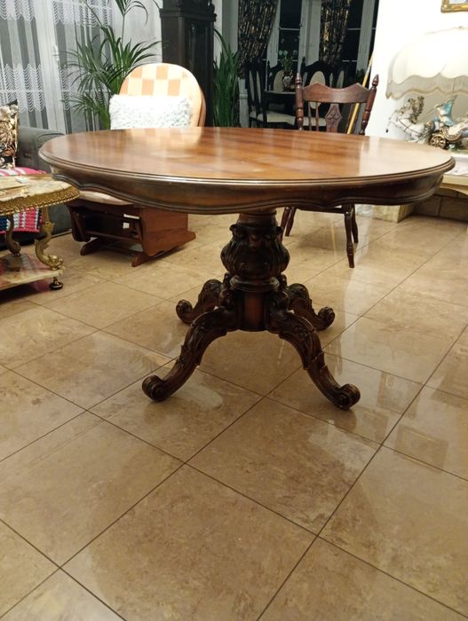 Okrągły stół z 4 krzeslami