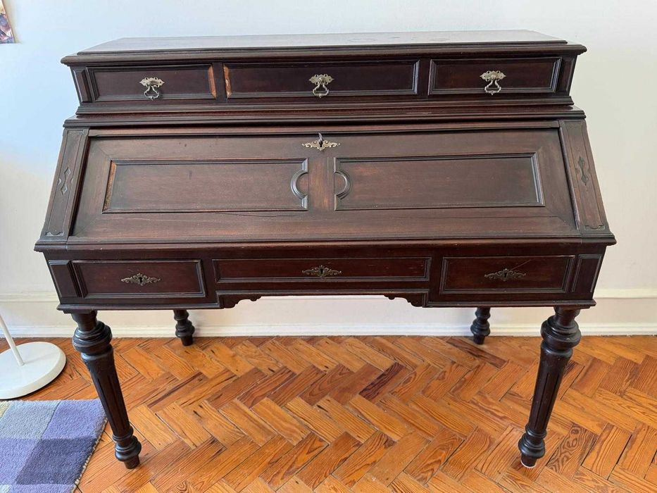 Secretária antiga em madeira maciça com cadeira a condizer — conjunto vintage