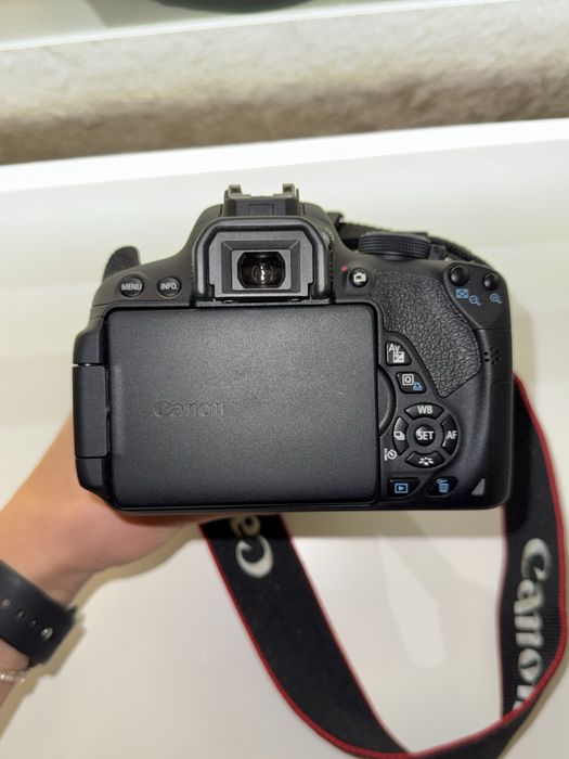 Lustrzanka canon EOS 700d