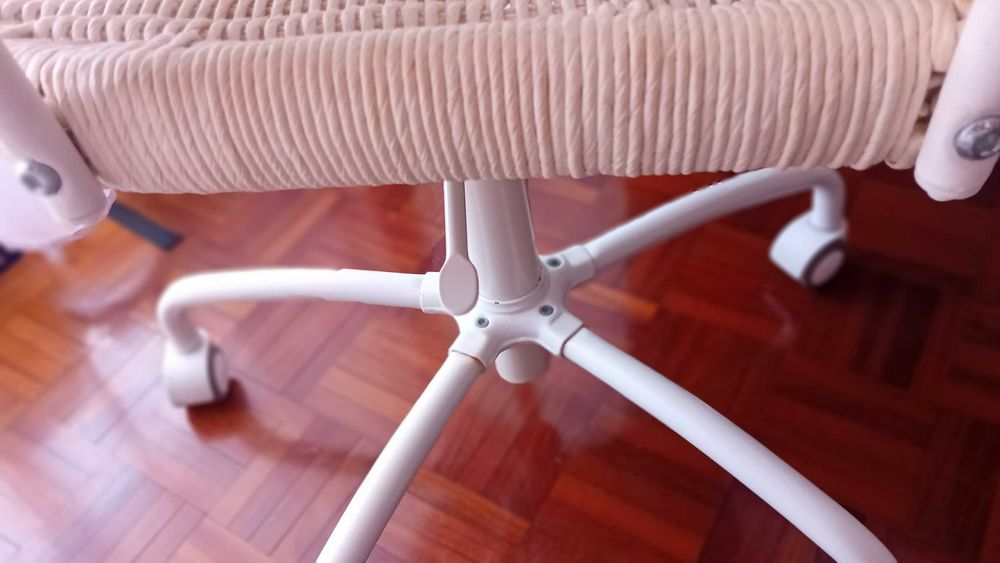 Cadeira Giratória IKEA STIGBYGEL com Braços – Bege/Branco