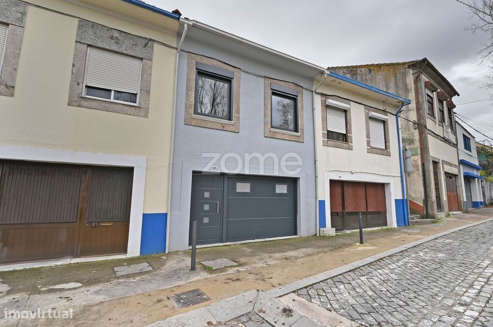 Moradia com Garagem Dupla, Terraço e Elevado Potencial (2 frentes)