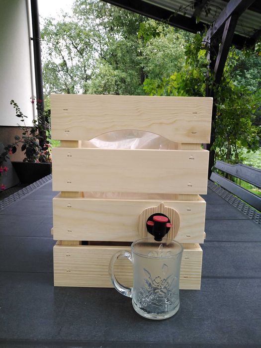 Skrzynka pojemnik stojak drewniany na soki w workach bag in box 3/5 L.
