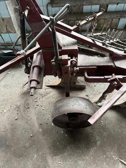 Плуг ПЛН 2-35 з посиленою рамою та бороною для тракторів Т-40