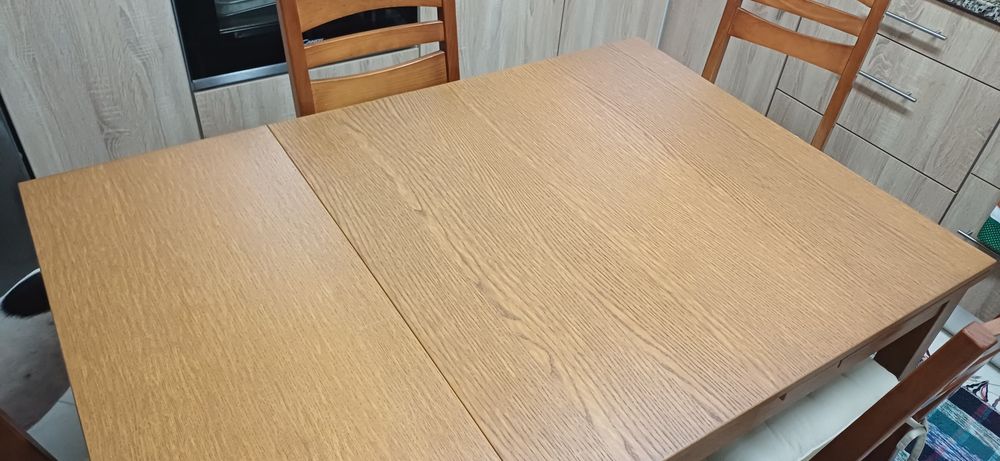 Mesa extensível e 4 cadeiras em madeira maciça