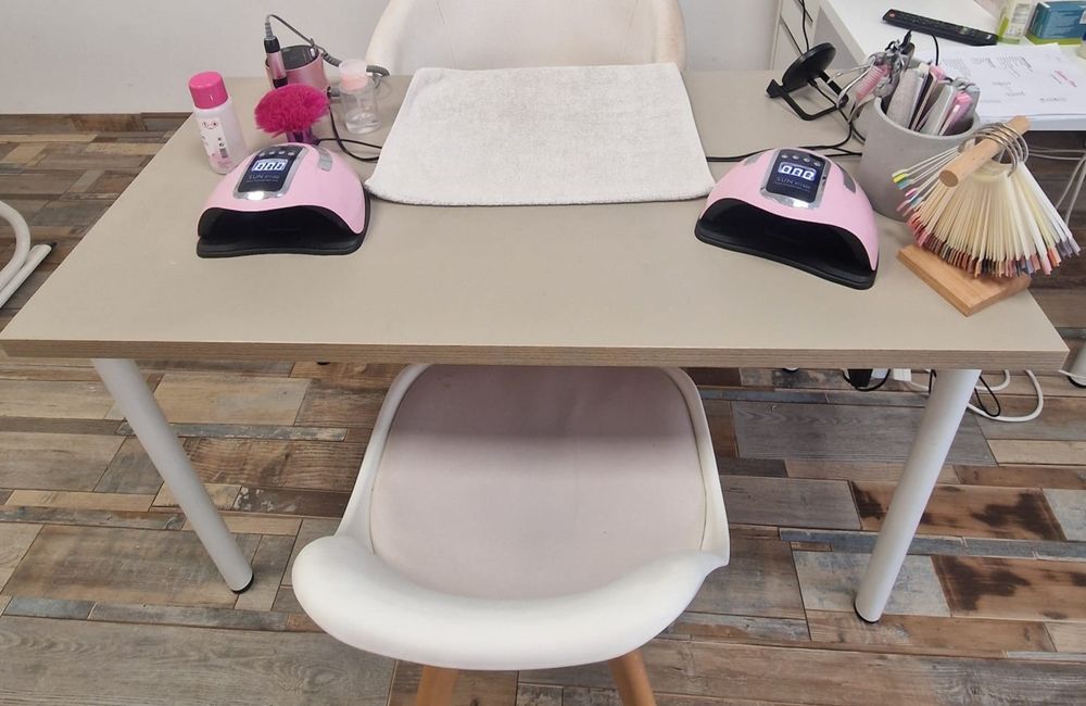 Mesa de manicure em muito bom estado